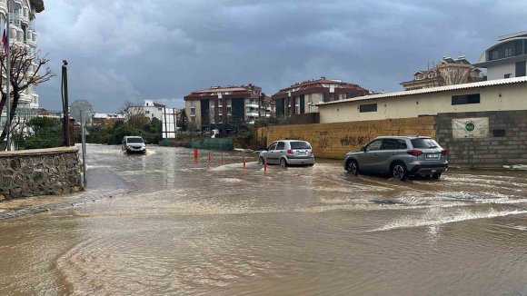 ALANYA’DA YAĞMUR , DOLU VE FIRTINA HAYATI OLUMSUZ ETKİLEDİ