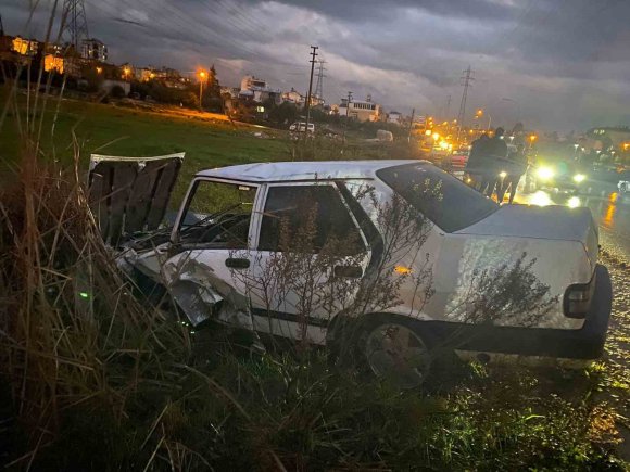 SERİK’TE İKİ OTOMOBİLİN KARIŞTIĞI KAZADA 1 KİŞİ YARALANDI