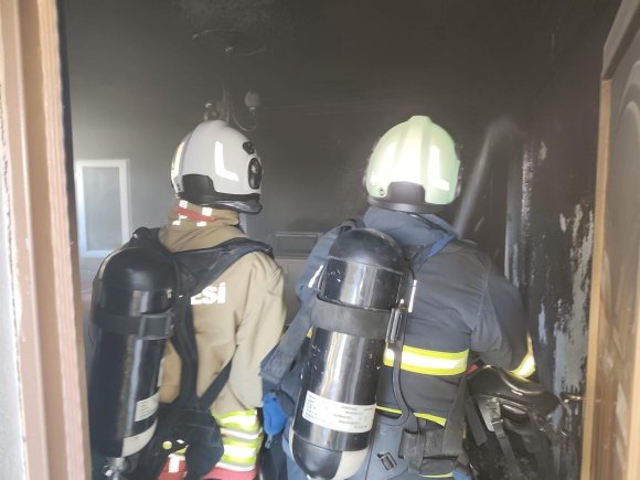 DEFNE’DE YANAN EV KULLANILMAZ HALE GELDİ