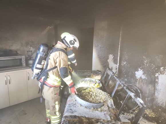 DEFNE’DE YANAN EV KULLANILMAZ HALE GELDİ