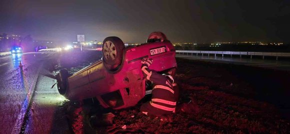 TERS DÖNEN OTOMOBİLDEKİ 2 KİŞİ YARALANDI