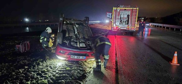 TERS DÖNEN OTOMOBİLDEKİ 2 KİŞİ YARALANDI