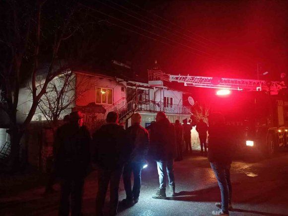 ÇATIDAN YÜKSELEN ALEVLER HIZLA YAYILARAK İKİ KATLI EVİ KÜLE ÇEVİRDİ