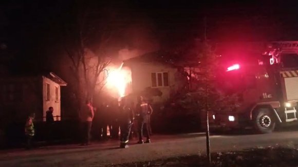 ÇATIDAN YÜKSELEN ALEVLER HIZLA YAYILARAK İKİ KATLI EVİ KÜLE ÇEVİRDİ