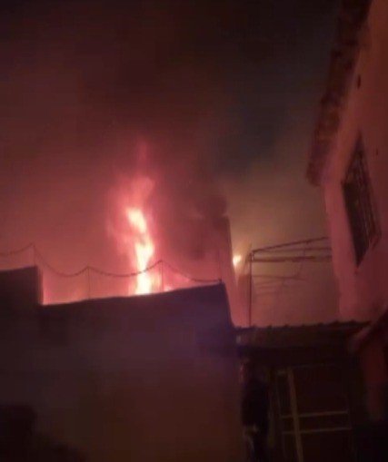 KAHRAMANMARAŞ’TA METRUK EVDE YANGIN