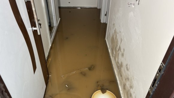 ADANA’DA SAĞANAK YAĞMUR HAYATI FELÇ ETTİ: YOLLAR GÖLE DÖNDÜ, ARAÇLAR MAHSUR KALDI