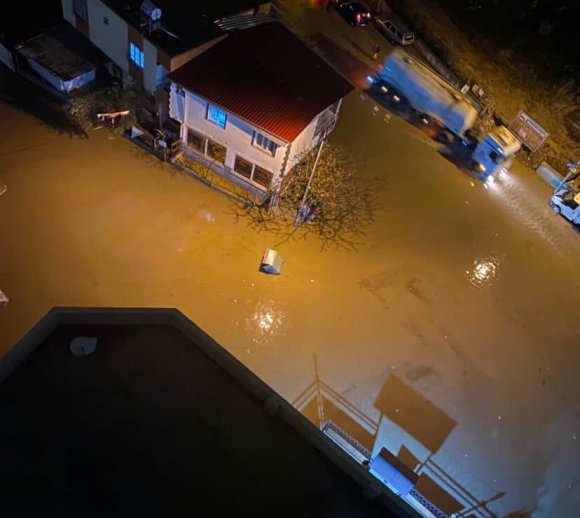 ADANA’DA SAĞANAK YAĞMUR HAYATI FELÇ ETTİ: YOLLAR GÖLE DÖNDÜ, ARAÇLAR MAHSUR KALDI