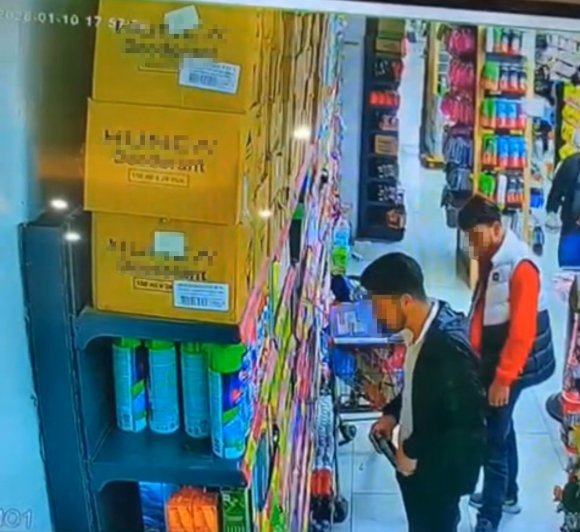 PARFÜMLERİ ÖNCE KOKLADILAR SONRA ÇALDILAR