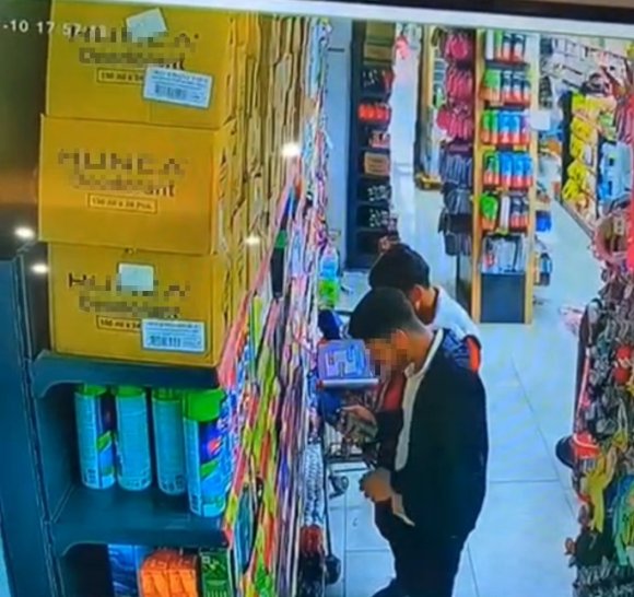 PARFÜMLERİ ÖNCE KOKLADILAR SONRA ÇALDILAR