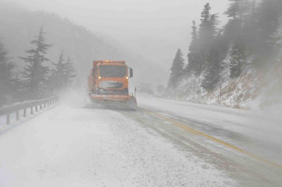 ANTALYA-KONYA KARA YOLUNDA KAR ETKİSİNİ ARTIRDI
