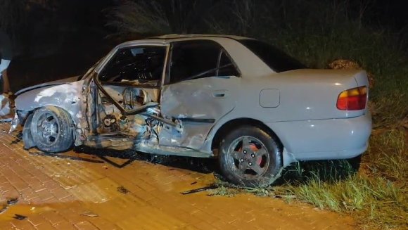 DİREĞE ÇARPTI, HURDAYA DÖNEN ARAÇTAN YARALANMADAN ÇIKTI