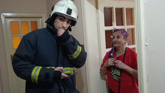 YAŞLI KADININ OCAKTA UNUTTUĞU MAKARNA İTFAİYEYİ ALARMA GEÇİRDİ