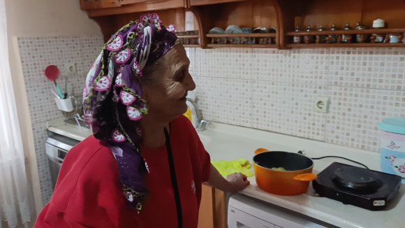 YAŞLI KADININ OCAKTA UNUTTUĞU MAKARNA İTFAİYEYİ ALARMA GEÇİRDİ