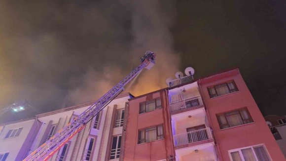 BURDUR’DA 4 KATLI BİNADA KORKUTAN YANGIN