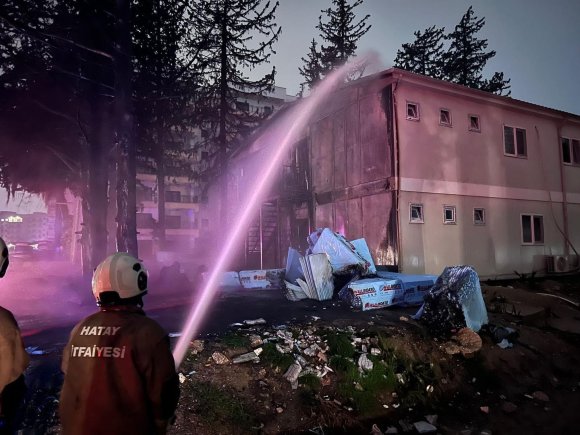 ANTAKYA’DA ŞANTİYEDE KORKUTAN YANGIN