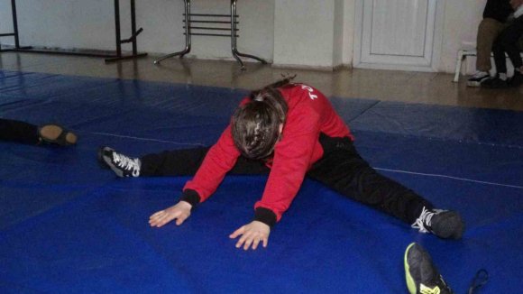 BİR YETENEK TARAMASI HAYATINI DEĞİŞTİRDİ 10 YAŞINDAKİ GÜREŞÇİ ASYA, TÜRKİYE ŞAMPİYONU OLDU