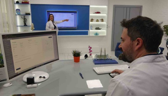 DOKTOR ÇİFT, HAYAT KURTARAN TEKNOLOJİ GELİŞTİRDİ: YAPAY ZEKALI TAKİP SİSTEMİYLE ANINDA MÜDAHALE İMKANI