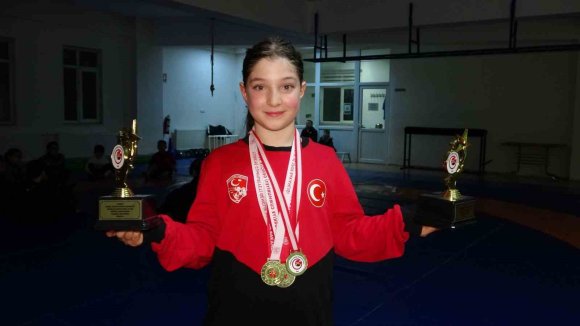 BİR YETENEK TARAMASI HAYATINI DEĞİŞTİRDİ 10 YAŞINDAKİ GÜREŞÇİ ASYA, TÜRKİYE ŞAMPİYONU OLDU