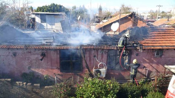 EVLERİNİN YANIŞINI GÖZYAŞLARI İÇİNDE İZLEDİ