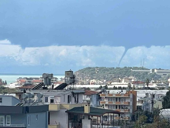 ALANYA’DA DENİZDE OLUŞAN HORTUM KAMERADA