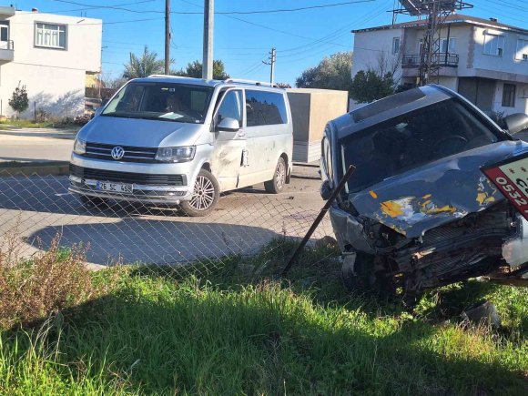 SERİK’TE OTOMOBİL İLE MİNİBÜS ÇARPIŞTI: 1 YARALI