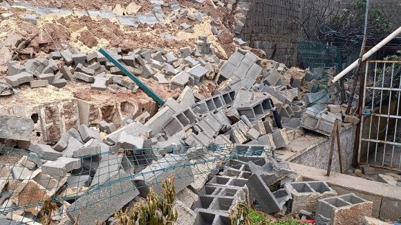 EV SAHİBİ, DUVAR ÇÖKMESİNİ ’DEPREM’ ZANNETMİŞ