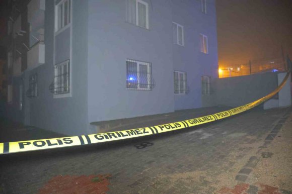 KAHRAMANMARAŞ’TA İSTİNAT DUVARI ÇÖKTÜ BİNADAKİLER TAHLİYE EDİLDİ