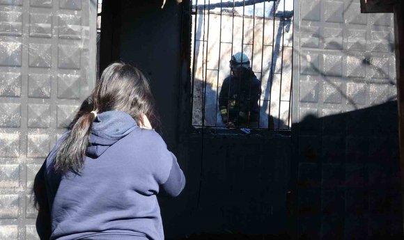 EVLERİNİN YANIŞINI GÖZYAŞLARI İÇİNDE İZLEDİ