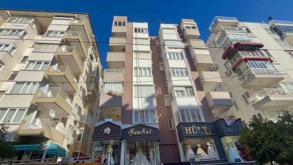 APARTMAN DAİRESİNDE ÇIKAN YANGIN KORKUTTU