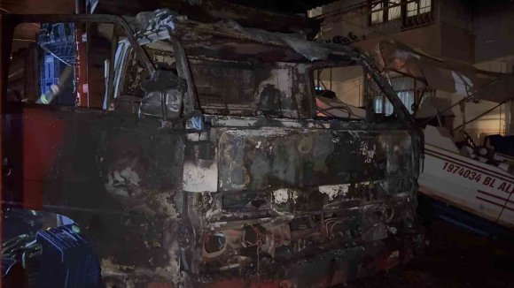 PARK HALİNDEYKEN YANAN KAMYONET KULLANILAMAZ HALE GELDİ