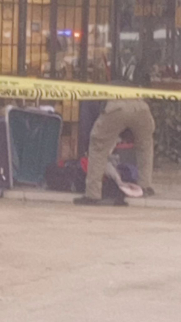 ŞÜPHELİ ÇANTADAN ELBİSE ÇIKTI