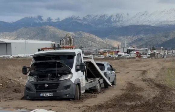 BİR ÇEKİCİYİ KURTARMAYA GİDEN İKİ ÇEKİCİ DE ÇAMURA SAPLANDI