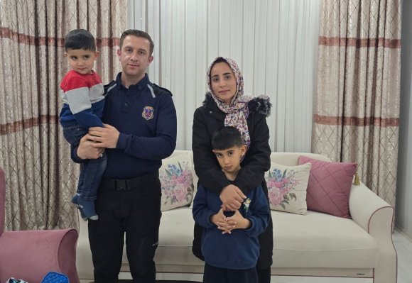 CEZAEVİ PERSONELİNDEN ÖRNEK DAVRANIŞ: KAZA YAPAN ANNE VE ÇOCUKLARI EVİNDE MİSAFİR ETTİ