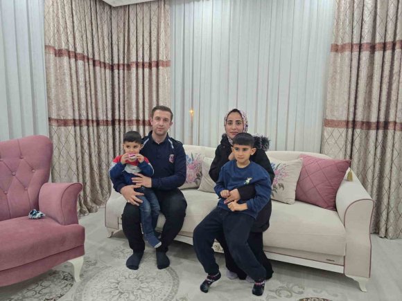 CEZAEVİ PERSONELİNDEN ÖRNEK DAVRANIŞ: KAZA YAPAN ANNE VE ÇOCUKLARI EVİNDE MİSAFİR ETTİ