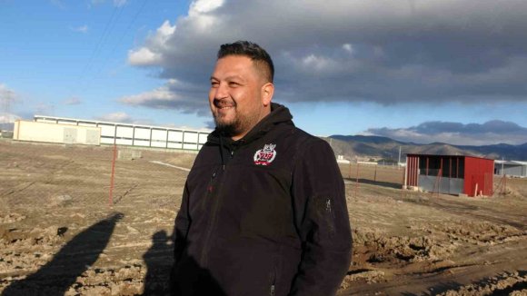 BİR ÇEKİCİYİ KURTARMAYA GİDEN İKİ ÇEKİCİ DE ÇAMURA SAPLANDI