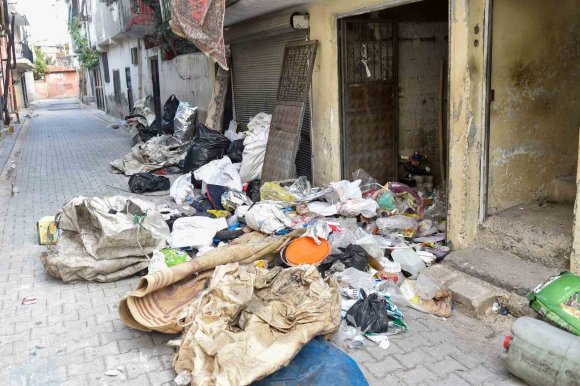 ADANA’DA ÇÖP EV TEMİZLENDİ