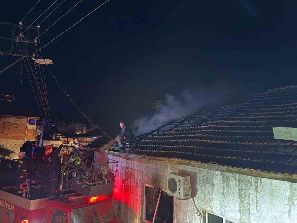 BURDUR’DA ÇIKAN YANGINDA EV KÜLE DÖNDÜ, 5 KİŞİ KURTULDU