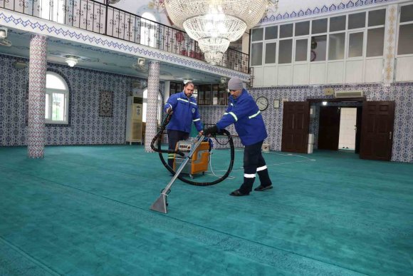 AKDENİZ’DE İBADETHANELER PERİYODİK OLARAK TEMİZLENİYOR