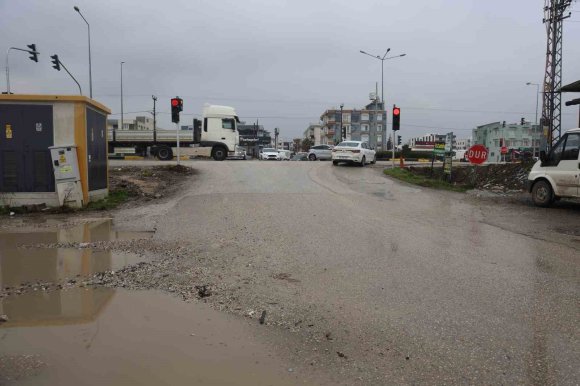TRAFİK IŞIKLARINDA BEKLERKEN YOLU BETONLA KAPLAYAN MİKSER SÜRÜCÜSÜNE CEZA UYGULANDI