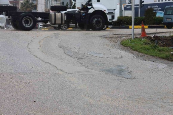 TRAFİK IŞIKLARINDA BEKLERKEN YOLU BETONLA KAPLAYAN MİKSER SÜRÜCÜSÜNE CEZA UYGULANDI