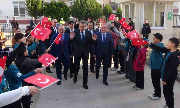 KARNE GÜNÜNDE DUYGULANDIRAN TÖREN: ŞEHİTLERİN İSMİ VERİLEN OKULLAR AÇILDI