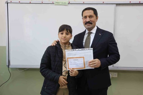 DEPREMİN ARDINDAN 224 YENİ OKULUN İNŞA EDİLDİĞİ HATAY’DA 374 BİN ÖĞRENCİ KARNE HEYECANI YAŞADI