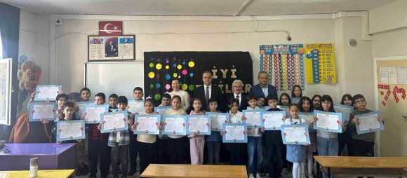 KAYMAKAMI ÇELİKKOL ÇOCUKLARIN KARNE SEVİNCİNE ORTAK OLDU