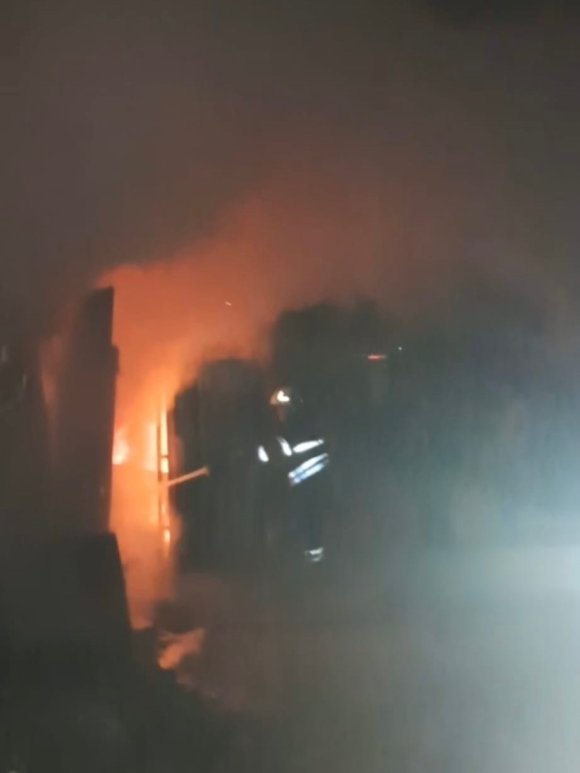 HATAY’DA KONTEYNER ALEVLERE TESLİM OLDU