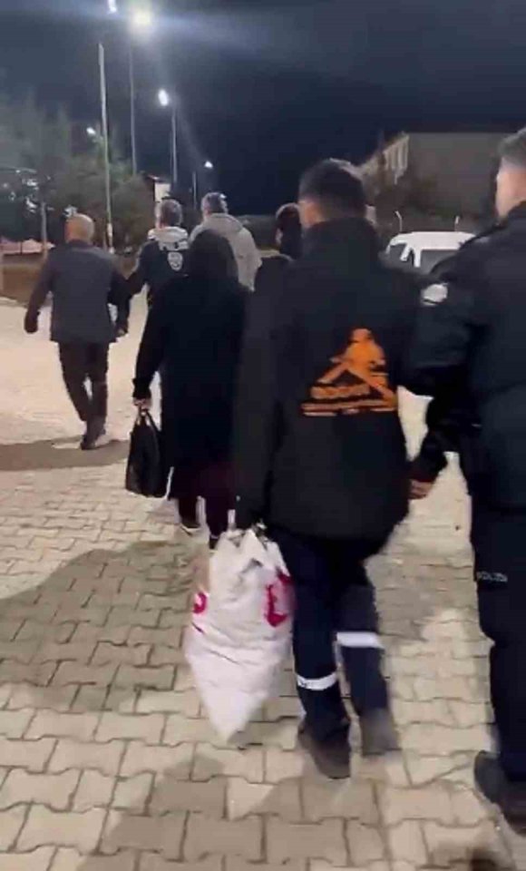 ALTINÖZÜ’NDE HAPİS CEZASI İLE ARANAN 4 KİŞİ YAKALANDI