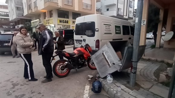 MANAVGAT’TA KAMYONET İLE MOTOSİKLET ÇARPIŞTI: 1 YARALI