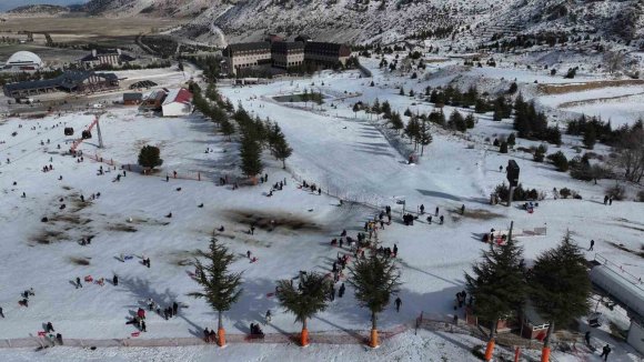 BELEDİYENİN SÖMESTİR SÜRPRİZİ ÇOCUKLARI DAVRAZ’DA KARLA BULUŞTURDU