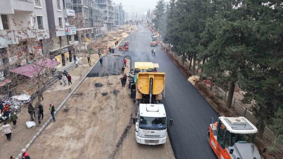 KAHRAMANMARAŞ’TA AZERBAYCAN BULVARI’NA ASFALT ÇALIŞMASI