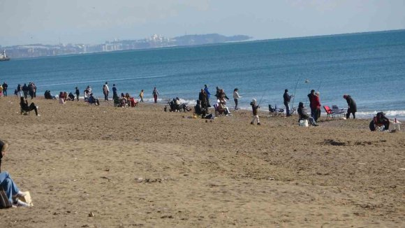 ANTALYA’DA SAHİLE AKIN EDEN VATANDAŞLAR GÜNEŞİN TADINI ÇIKARDI