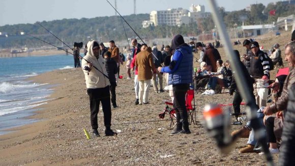 ANTALYA’DA SAHİLE AKIN EDEN VATANDAŞLAR GÜNEŞİN TADINI ÇIKARDI